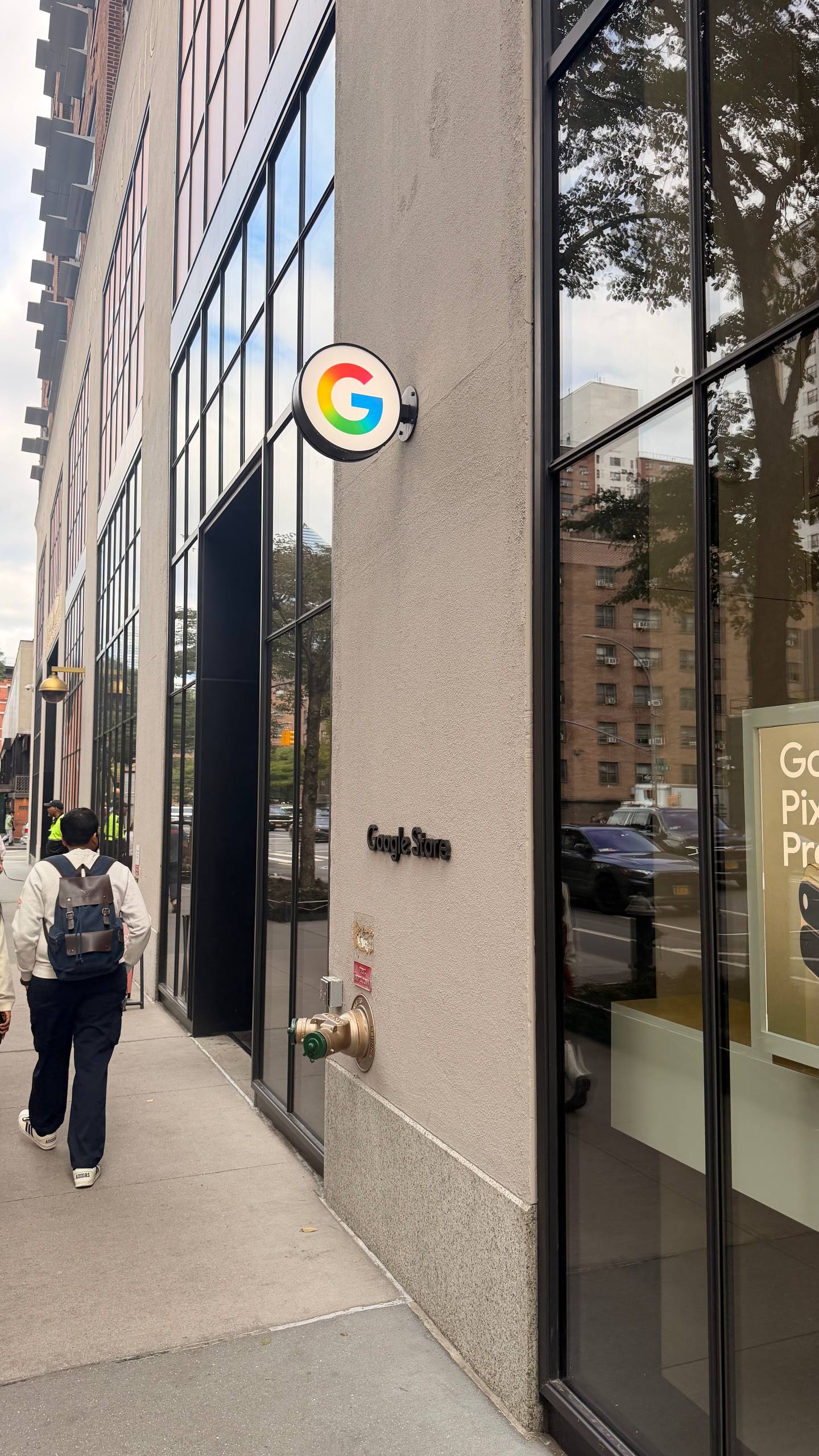 Google Store что соседней дверью с офисом Google Часы на демо-стенде разряжены Красивый д…