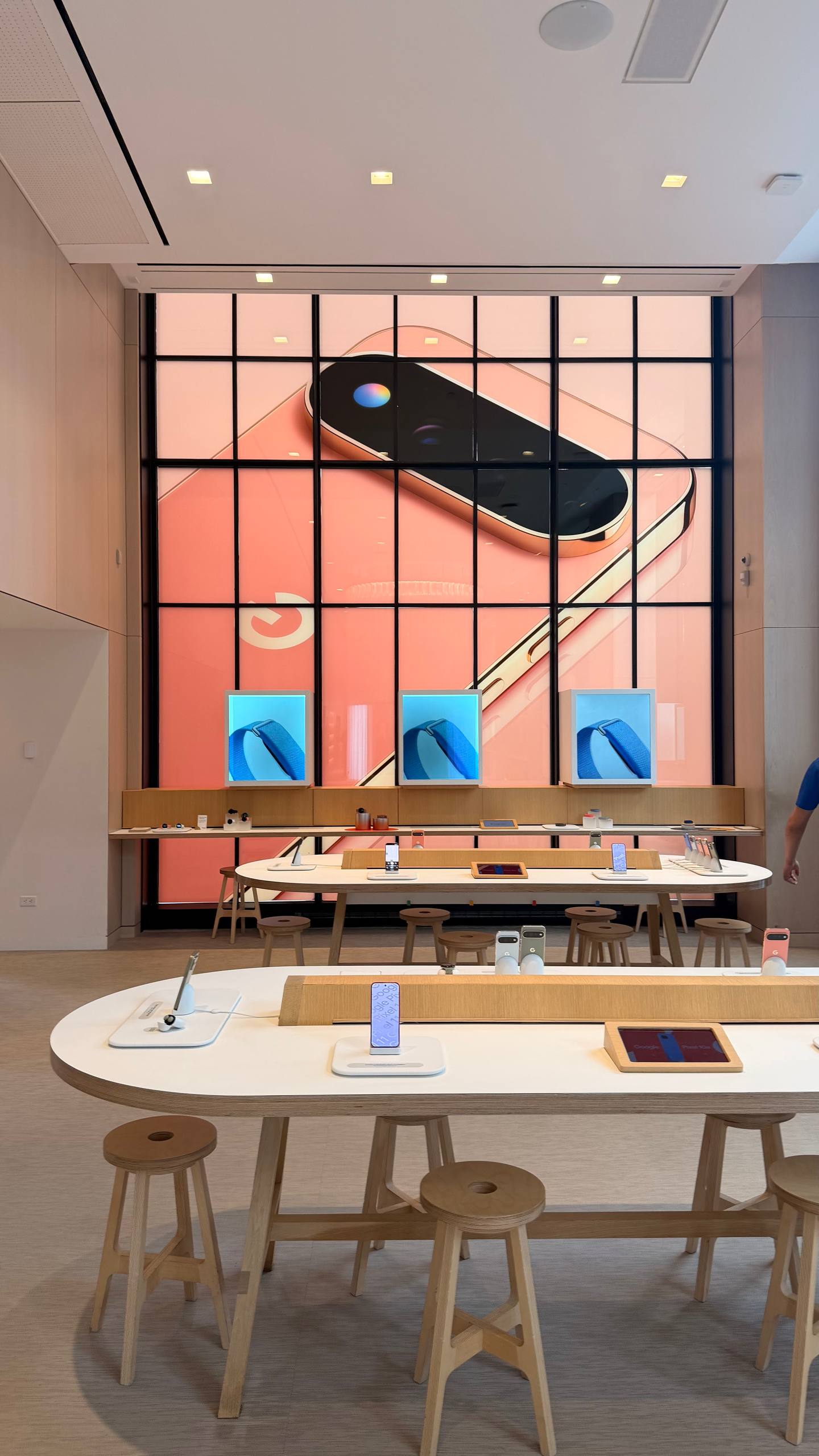 Google Store что соседней дверью с офисом Google Часы на демо-стенде разряжены Красивый д…, медиа 2