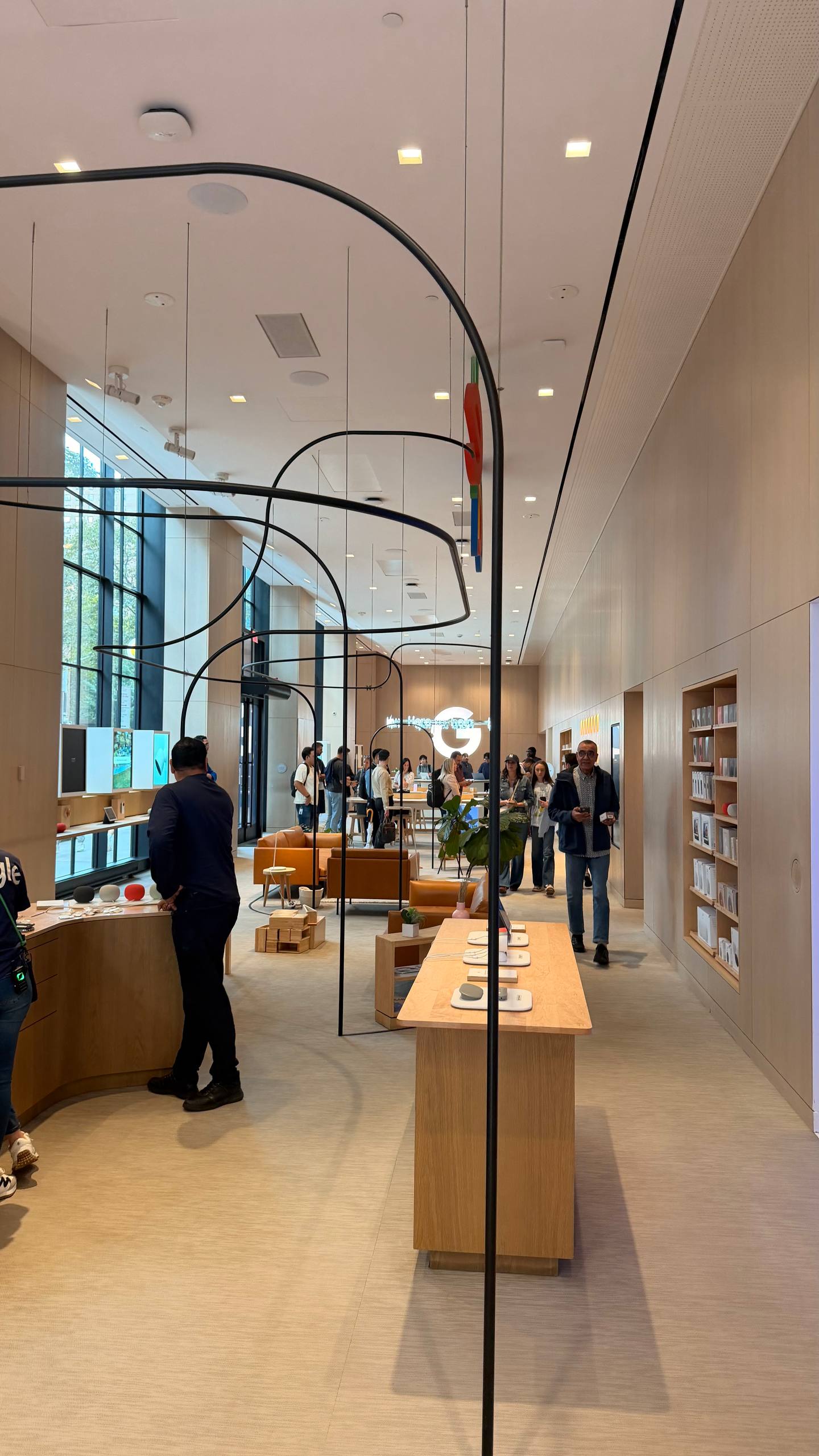 Google Store что соседней дверью с офисом Google Часы на демо-стенде разряжены Красивый д…, медиа 3