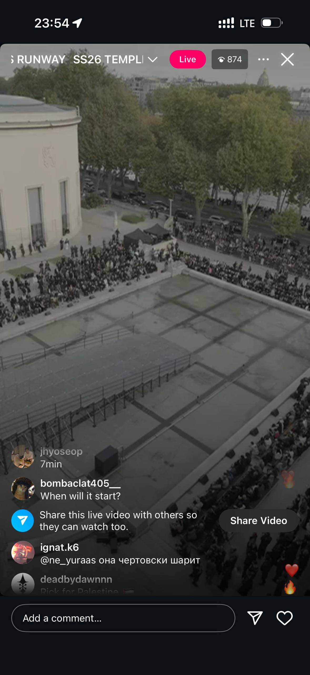 В Инстаграме, во время трансляции есть инвазивное предложение поделиться ей. Органично, н…