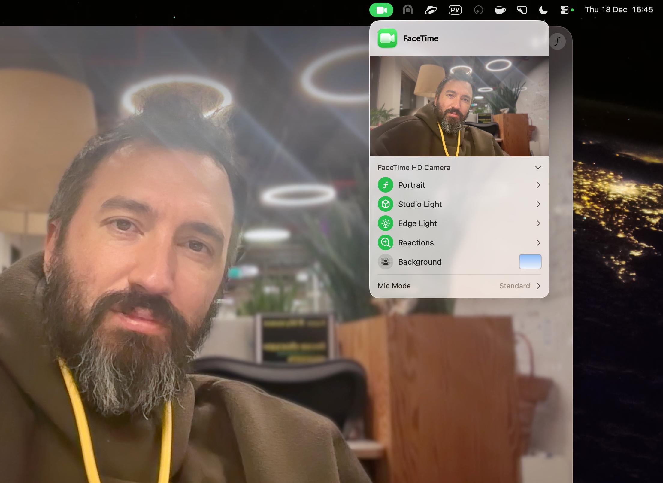 Мою мечту про встроенную в макбук сэлфи-лампу реализовали в MacOS 26.2. Пока как программ…, медиа 4