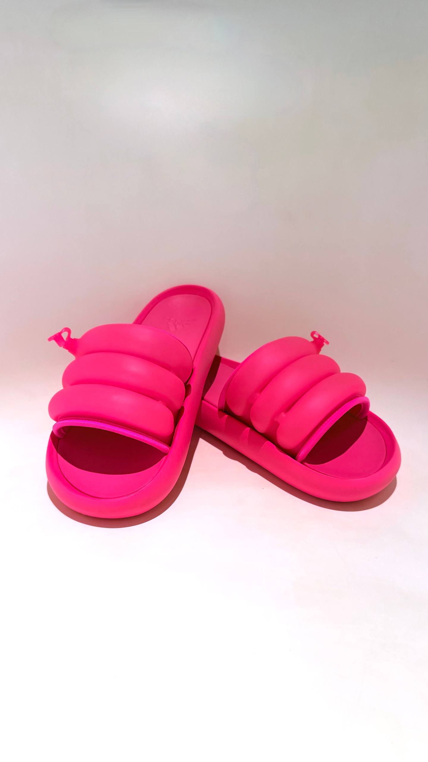 Slop шагает по планете, делает flip-flop и приземляется на пляж Это шлёпанцы Adidas, с на…