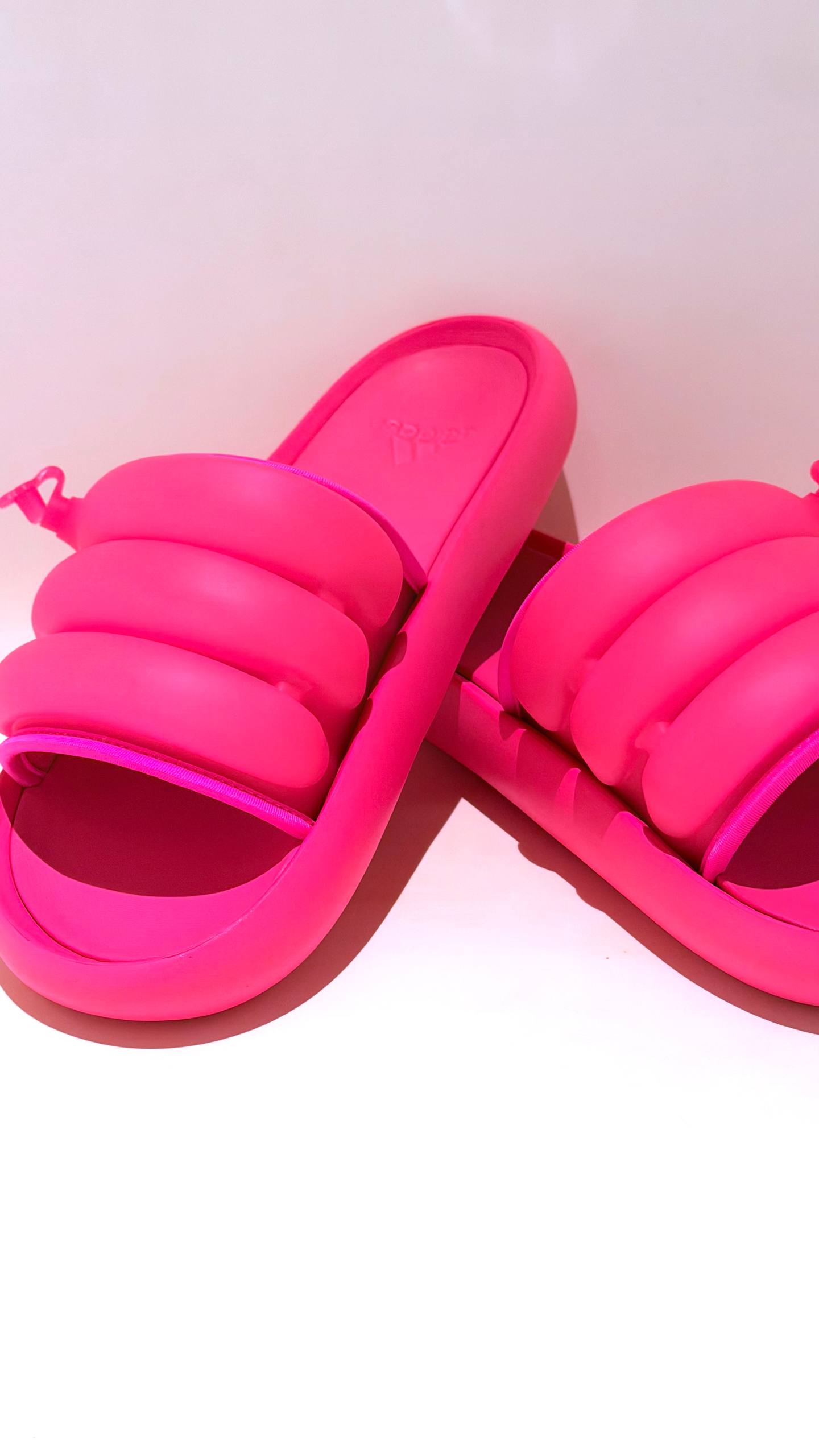 Slop шагает по планете, делает flip-flop и приземляется на пляж Это шлёпанцы Adidas, с на…, медиа 2
