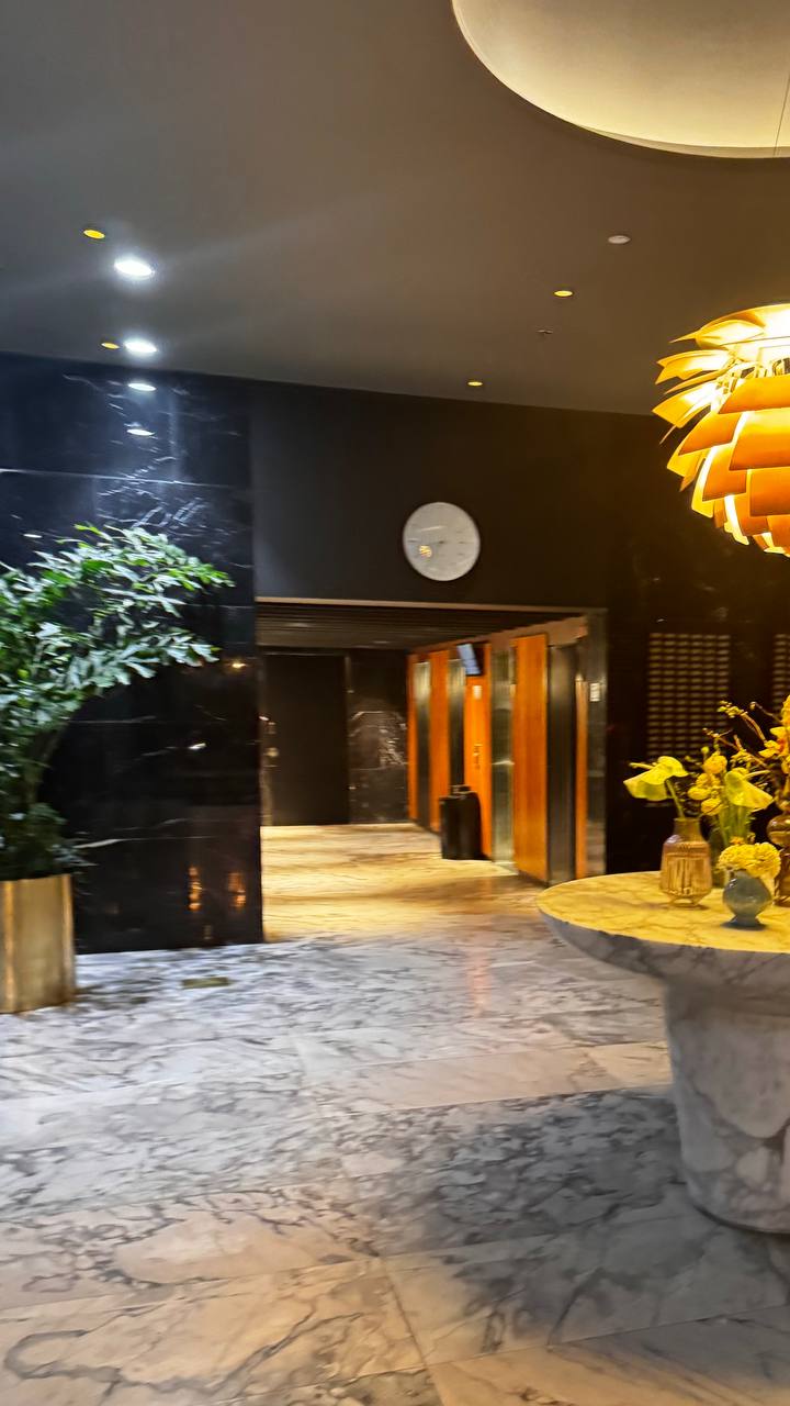 Это лобби Radisson Collection Royal Hotel. И мы совершаем незабываемую прогулку от входа…