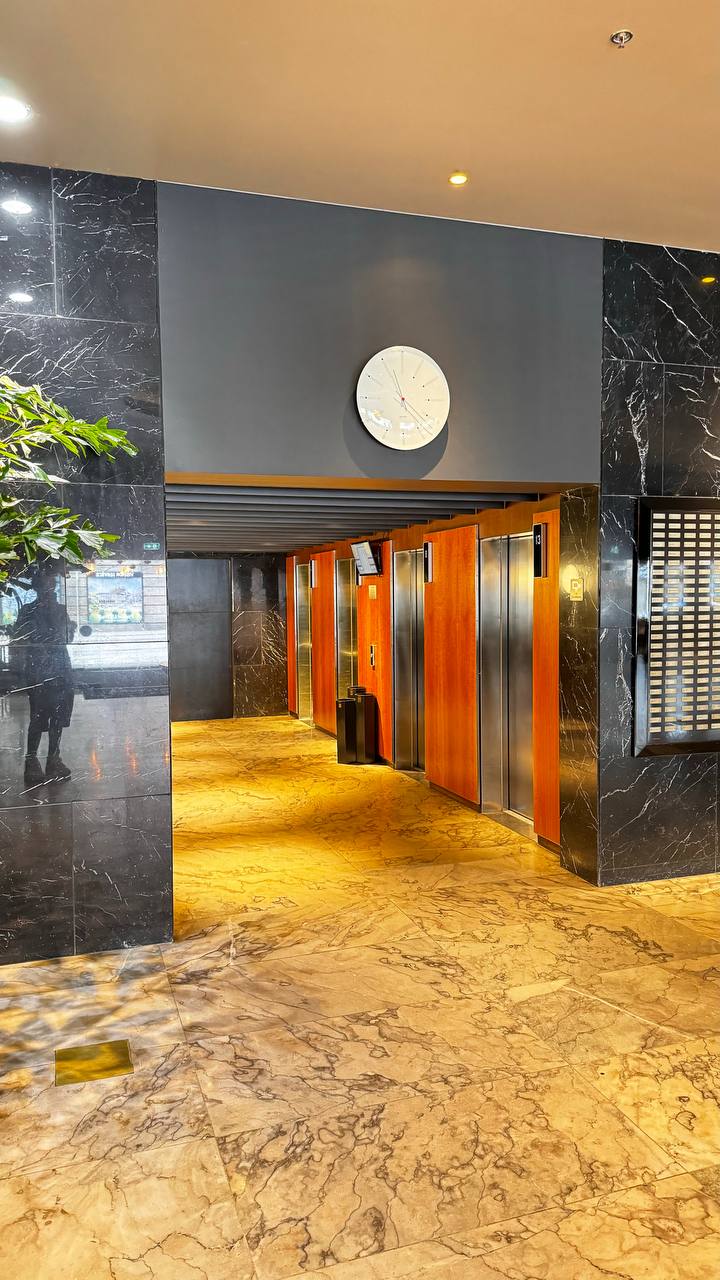 Это лобби Radisson Collection Royal Hotel. И мы совершаем незабываемую прогулку от входа…, медиа 2