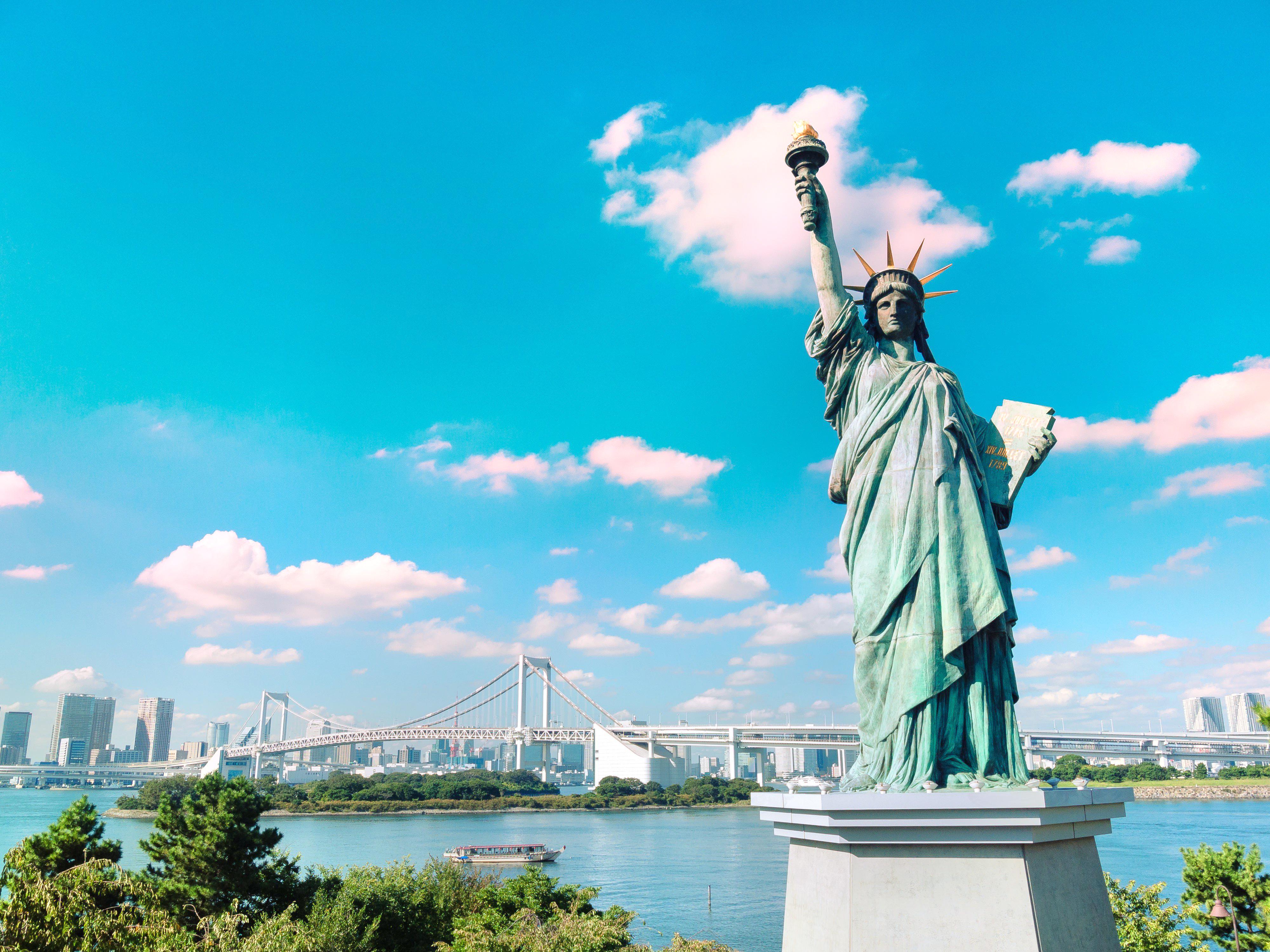 Статуя Свободы в Одайбе