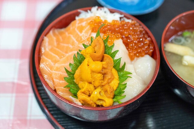Teishoku Meshiya: Meeresfrüchte-Schalen in Sapporo — 1