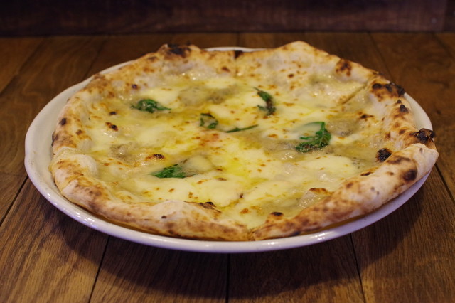 Pizzeria Tuka: пицца на дровах в бревенчатом домике — 1