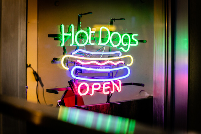 SKOOKUM HOTDOG DINER: американские гурме-хот-доги — 3