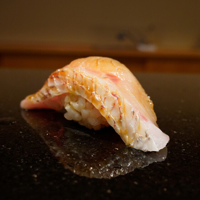 Sushi Shinosuke: омакасэ из рыбы Хокурику за стойкой — 3