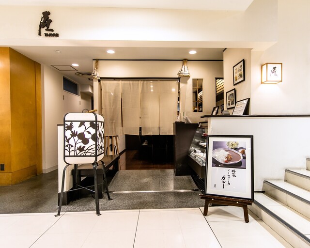 Takumi Mitsukoshi ten: карри сарасара за стойкой на семь мест — 2