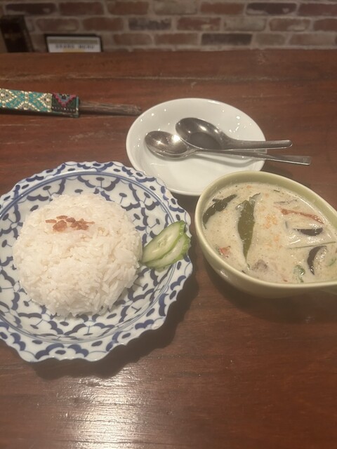 WARUNG PHUAN: тайские карри и лапша без скидки на остроту — 1