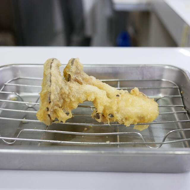 Tempura Dokoro Hirao Honten: темпура прямо из масла за стойкой — 4