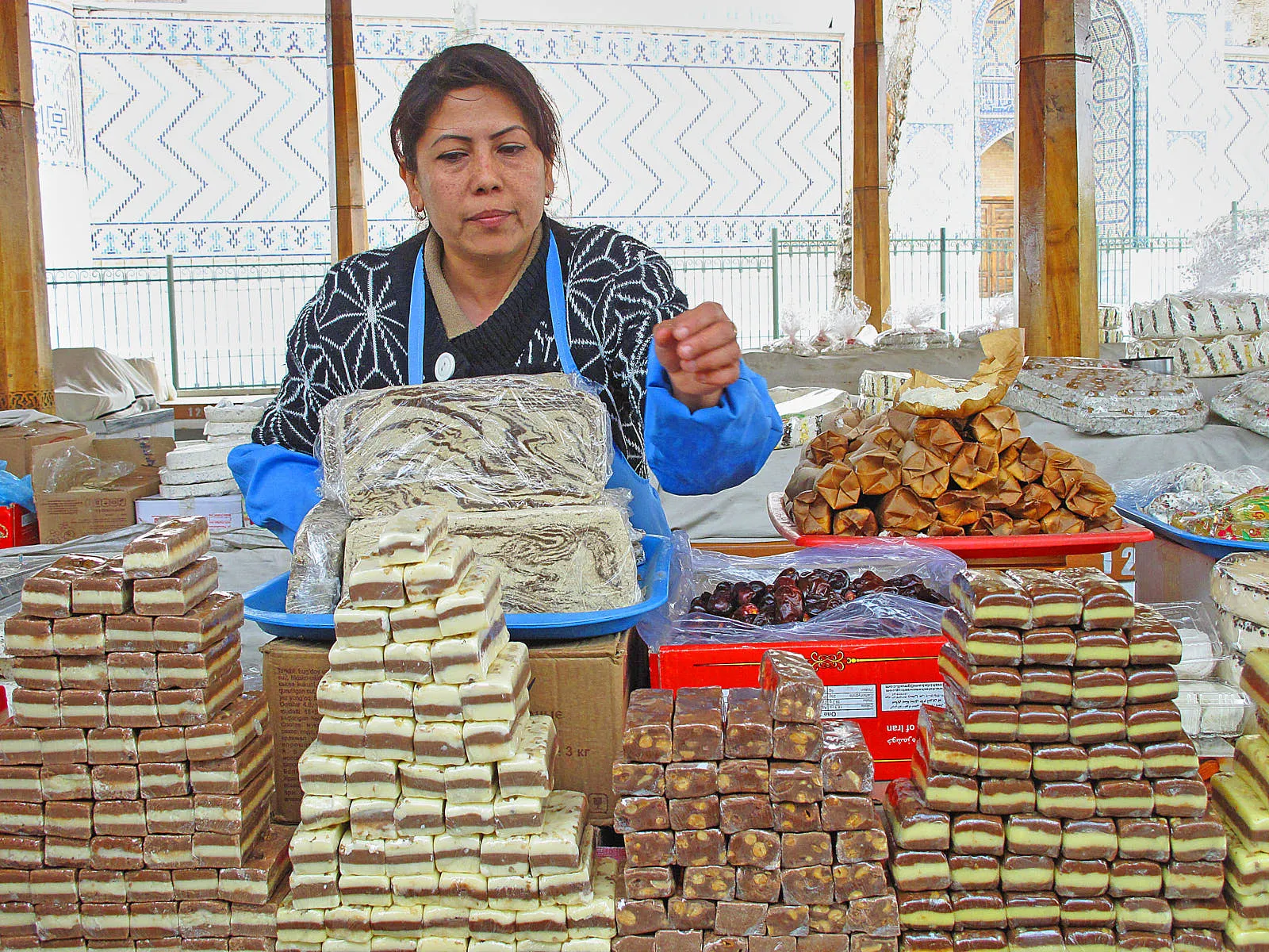 Зайти на Сиабский базар стоит, чтобы посмотреть на изобилие восточных товаров, но закупаться тут не стоит, так как цены на все в два — четыре раза выше, чем на обычных рынках и в магазинах