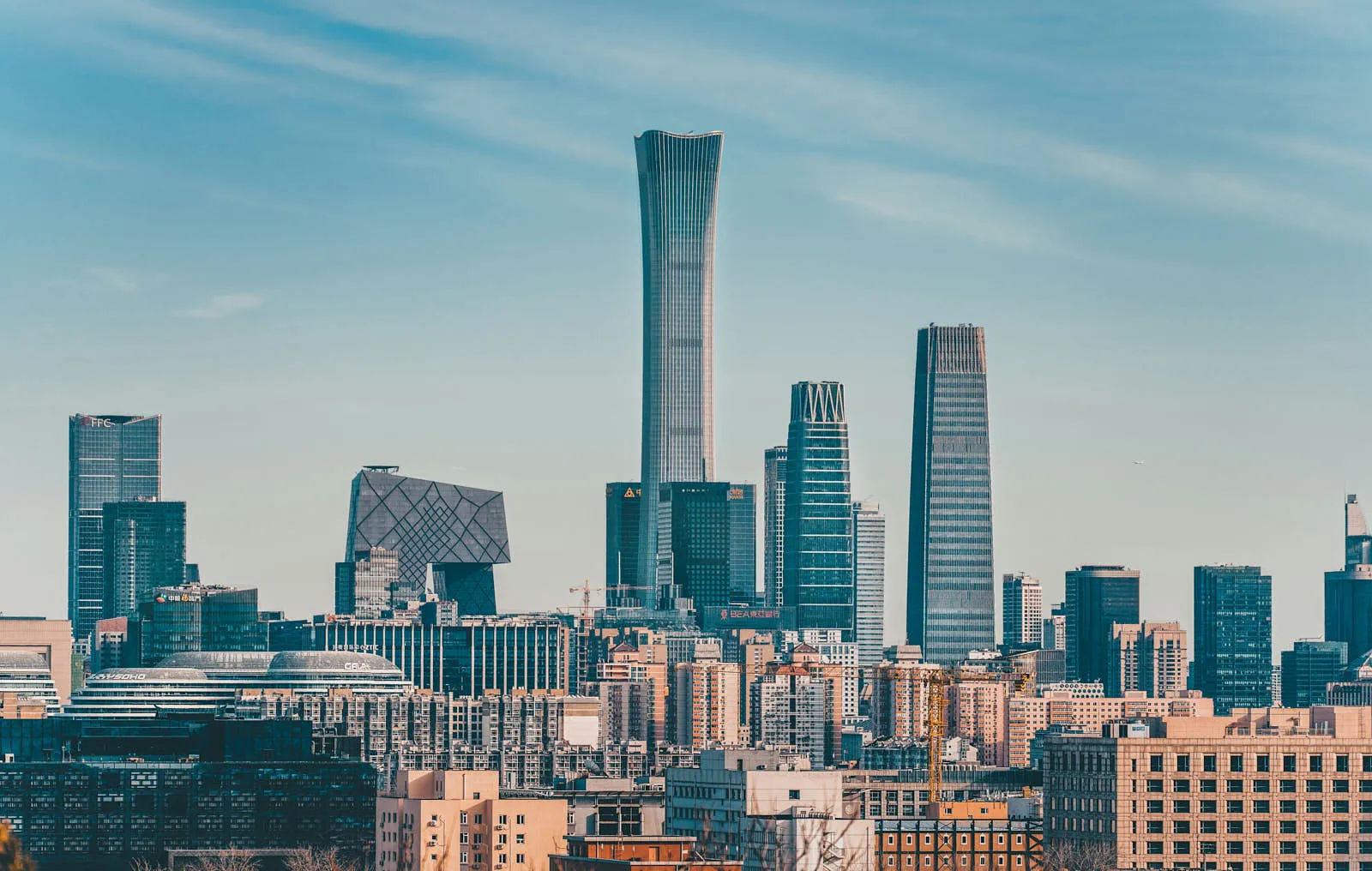 На AirBnb аренда квартиры в центре Пекина стоит 235–275 юаней за сутки, дальше от центра можно снять и за 180