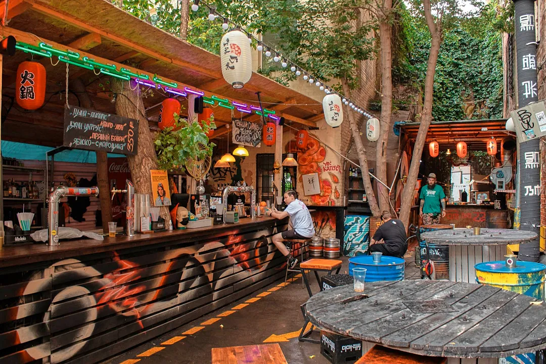 Летом на вход в «Вечной молодой» выстраиваются длинные очереди, а внутренний двор даже специально расширили в 2022 году — потому что в прежние размеры все посетители уже не помещались