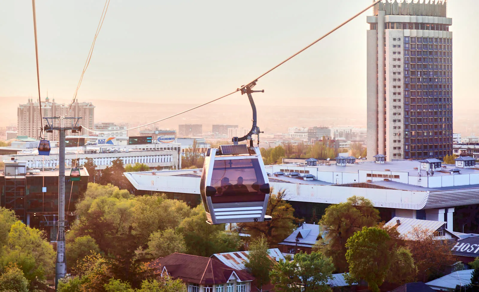 Проезд по канатной дороге на гору Кок-Тобе и обратно стоит 3500 тенге