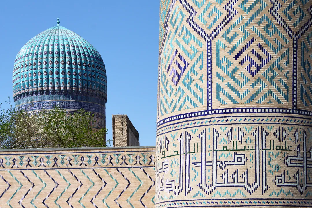 Биби-Ханым — грандиозная соборная мечеть, богато украшенная изразцами, резным мрамором и росписями. Мечеть возвели в 1404 году по приказу Тамерлана после его успешного похода в Индию. , Faqscl / Wikimedia.org