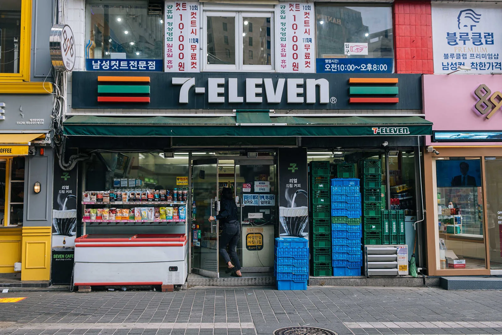 В супермаркетах GS25 и 7-Eleven можно купить недорогую готовую еду