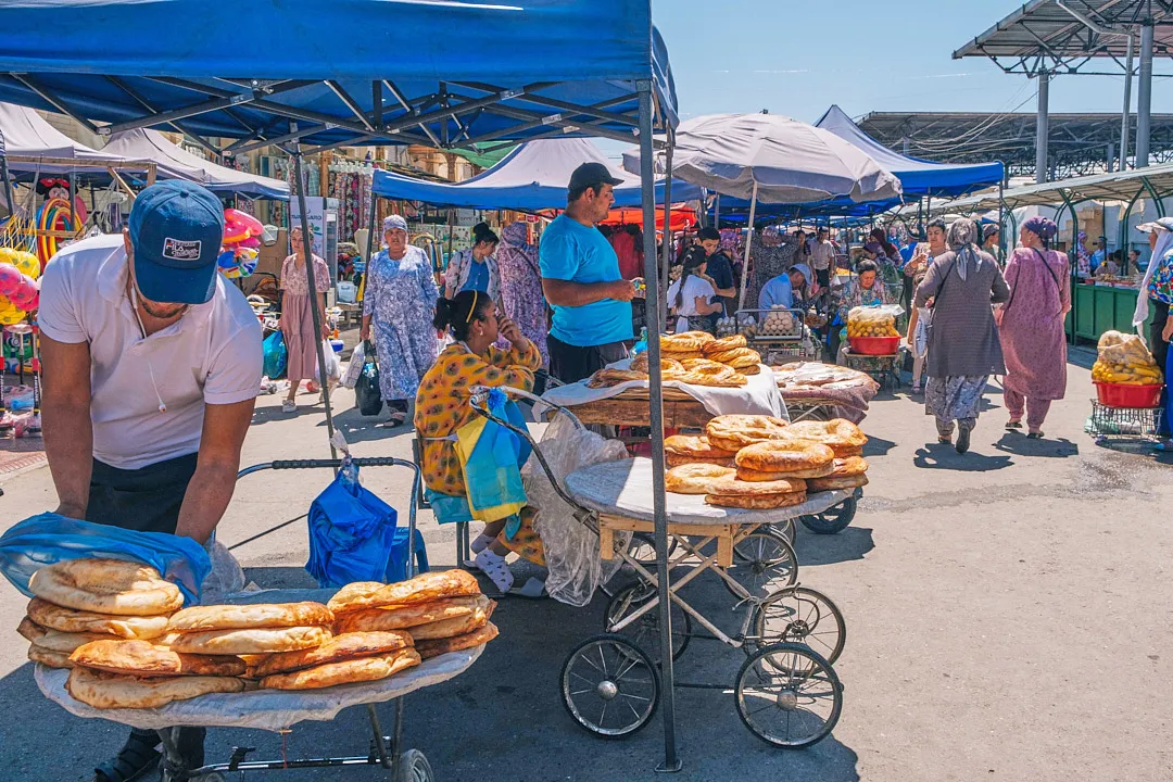 Горячую кукурузу или лепешку у уличных торговцев можно купить за 5000 сумов
