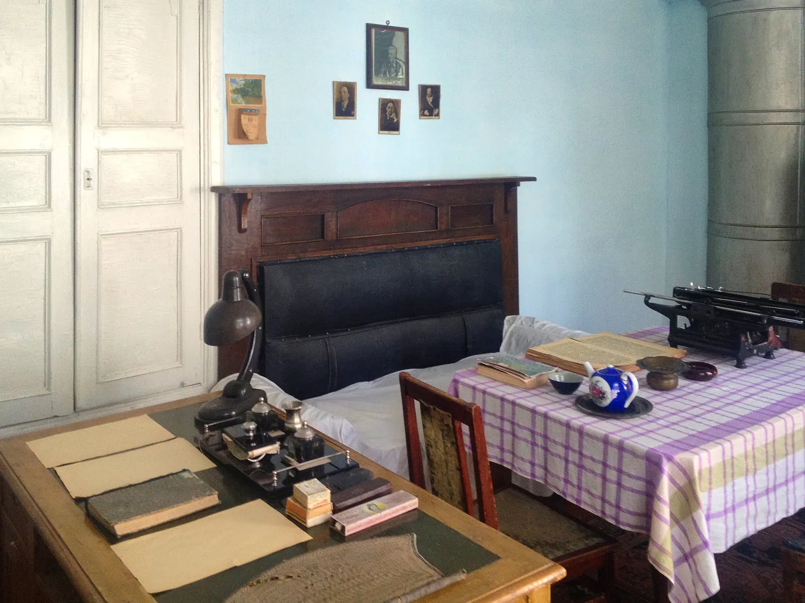 В экспозиции дома-музея Садриддина Айни представлены личные вещи писателя, мебель и предметы быта дореволюционного и советского периодов