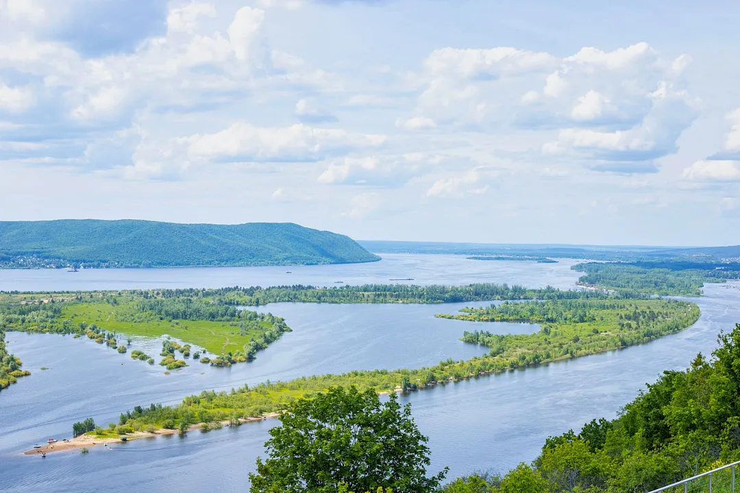 Самарцы называют «Заволгой» все, что видно с набережной, то есть острова и села на другом берегу. Почти вся территория входит в национальный парк «Самарская Лука» — полуостров 25×60 километров с Жигулевскими горами