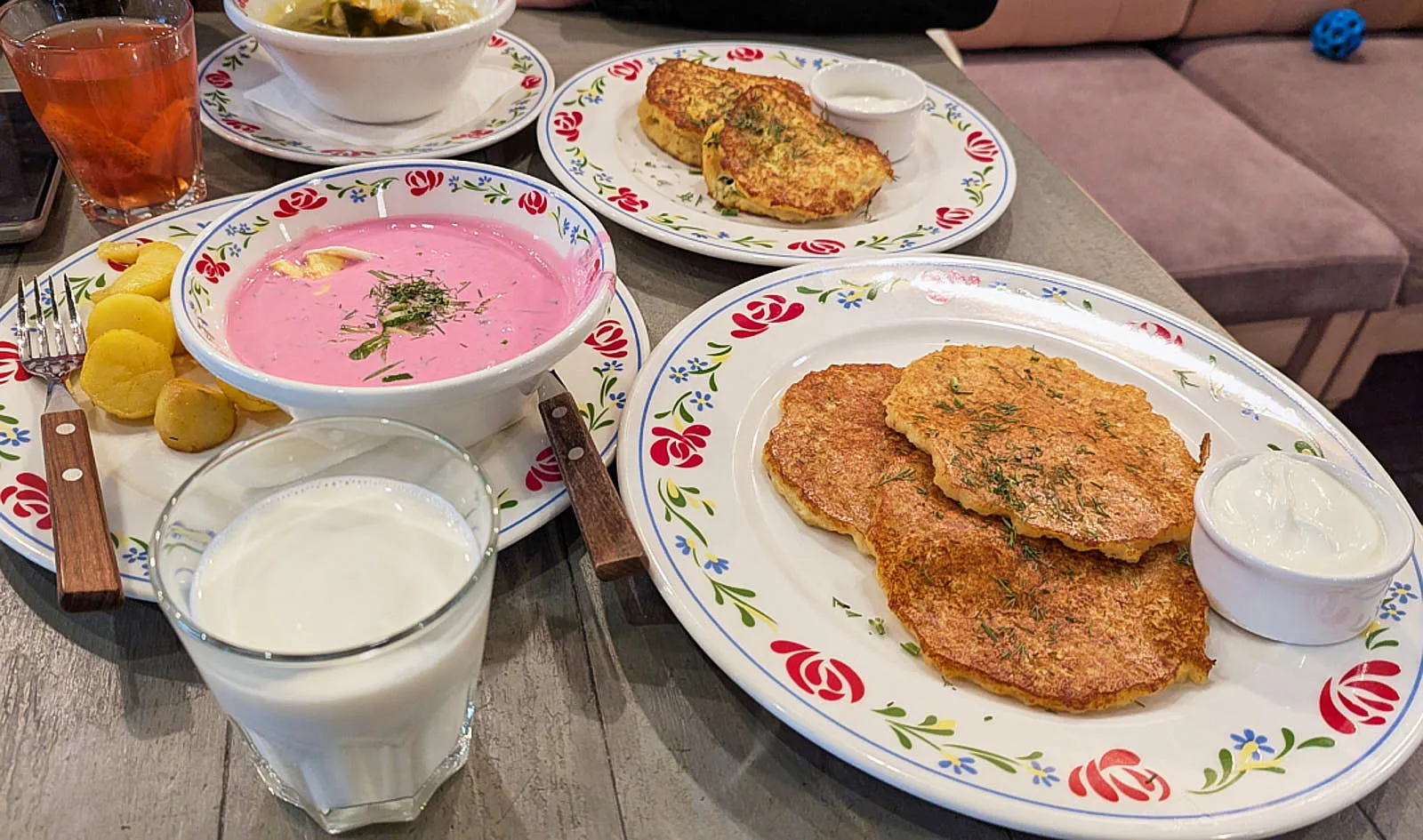 Местную кухню стоит попробовать в ресторане Васiлькi, средний чек — 30 рублей