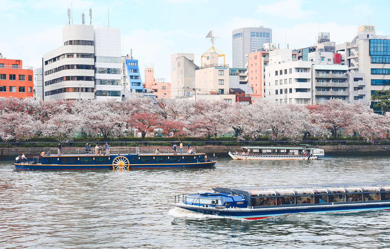 По реке Огава курсирует водный автобус Aqua Liner. Он стартует от пирса на территории замка Осаки