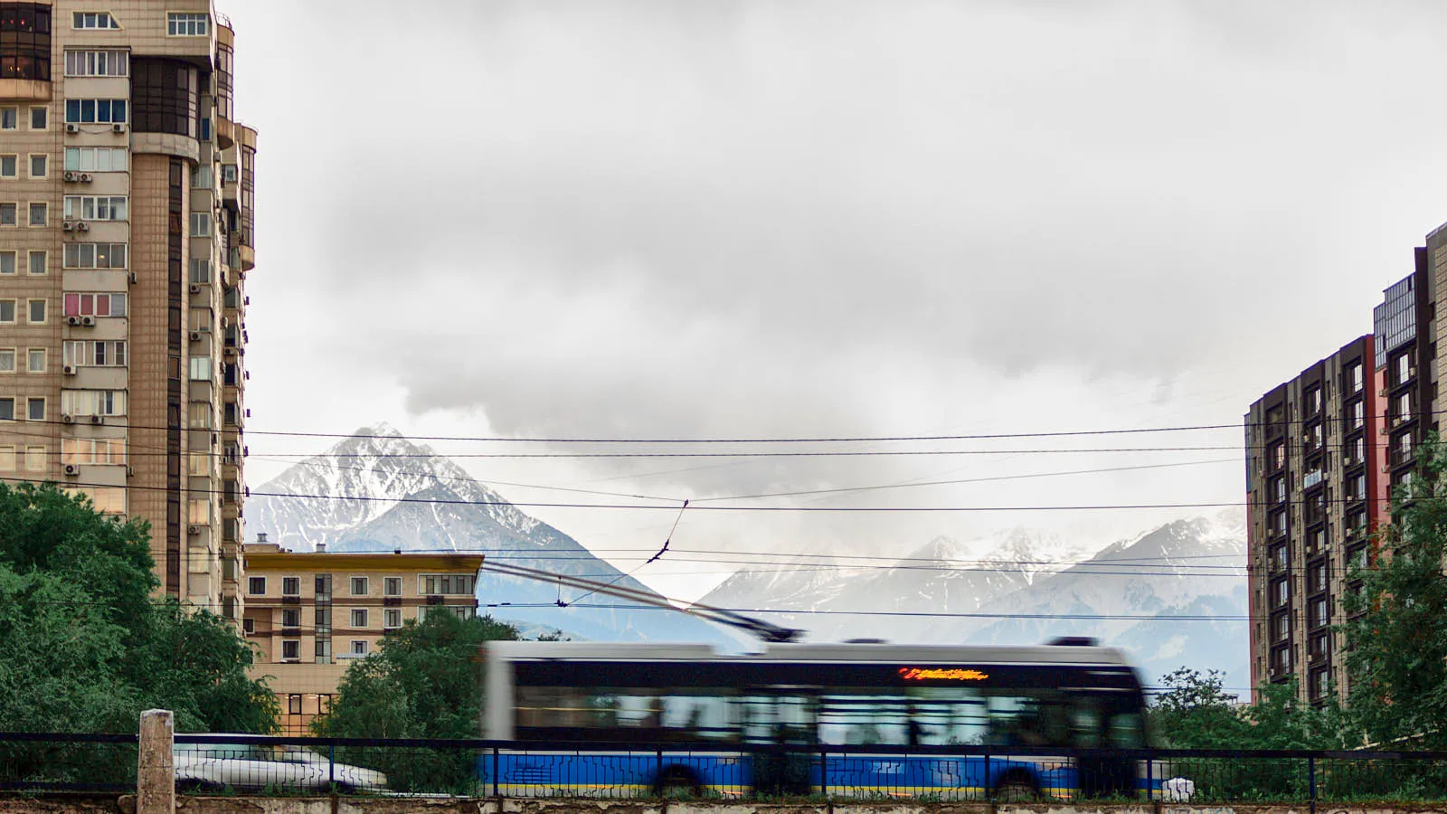 При оплате проезда наличными одна поездка в наземном транспорте обойдется в 150 тенге