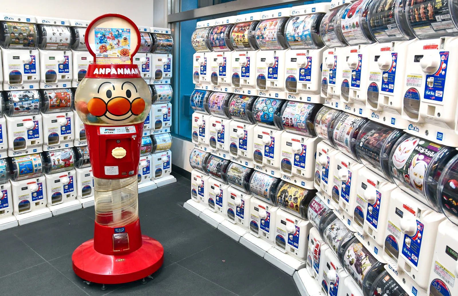 Гасяпон — это автоматы с небольшими игрушками в пластиковых капсулах. У каждого автомата своя тематика с несколькими вариантами игрушек
