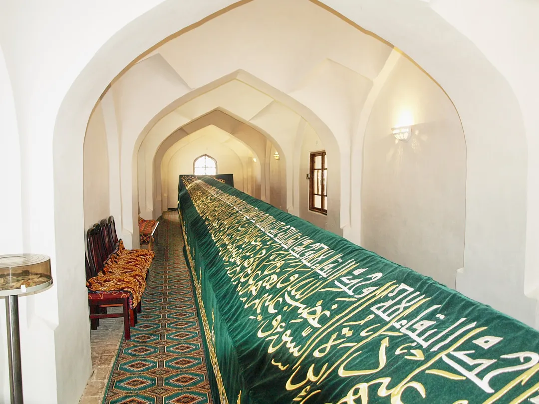 Главная загадка — длина саркофага: он растянут на 18 метров. Это связано с легендой, что тело Даниила постоянно растет