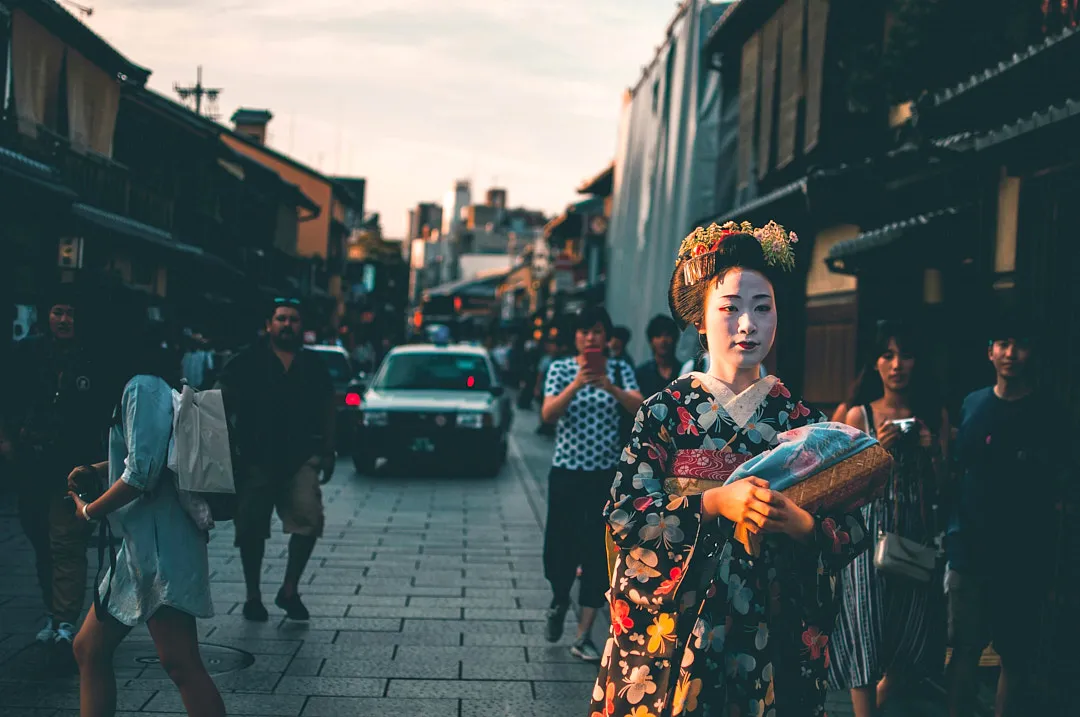 Буддийский храм Кинкаку-дзи с позолоченным фасадом и квартал гейш Гион в Киото. Фото: Jean Vella, Han Min T Unsplash.com