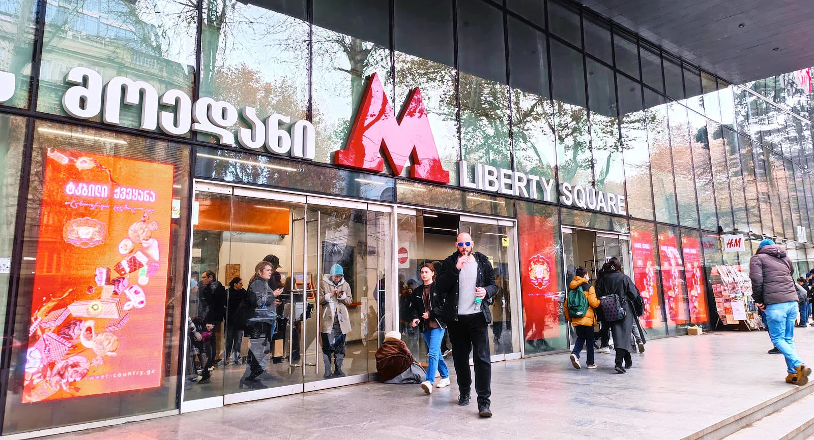 Оплатить проезд в метро можно пополняемой картой Metro Money. Ее продают в кассах метро, стоит два лари