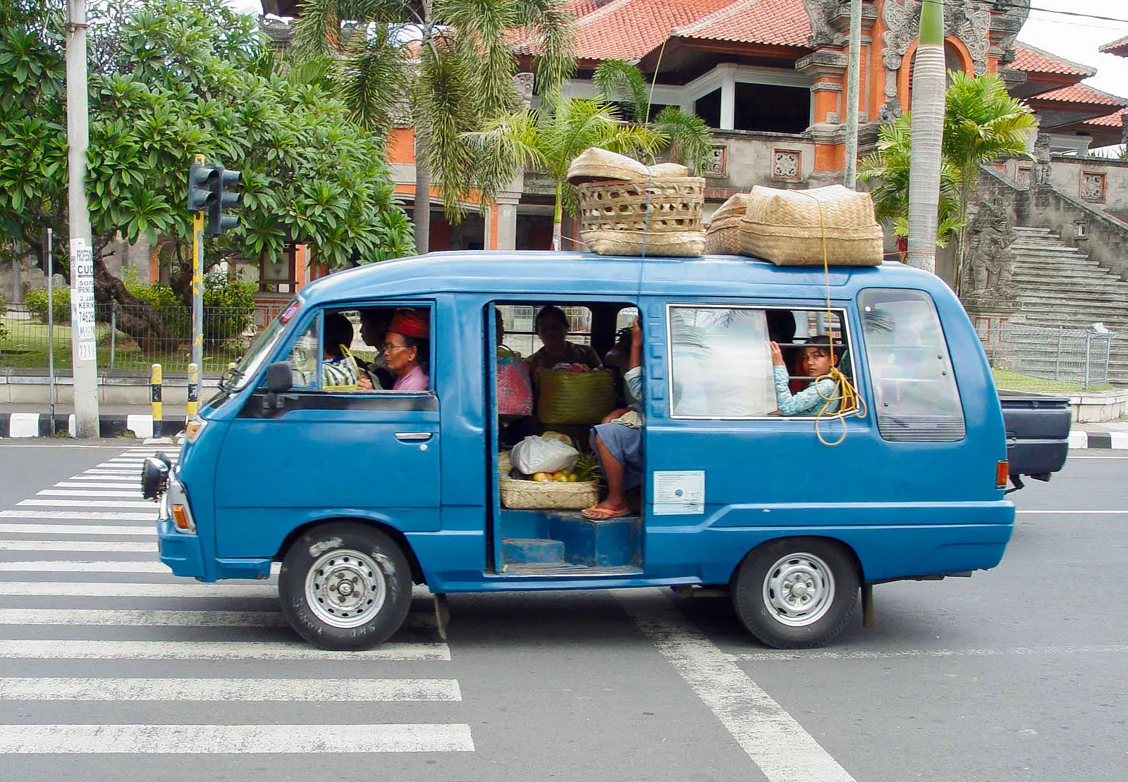 Микроавтобусы (бемо) — основной общественный транспорт на острове. У них разветвленная сеть маршрутов — как локальных, так и междугородних. Но ими пользуются в основном местные