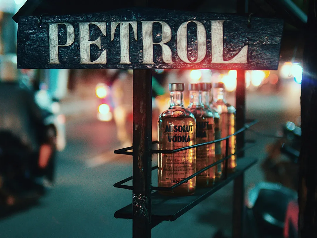 Заправляться дешевле на больших заправках, так как на улице (возле колонок или магазинов, где продают бензин в бутылках) могут сказать какую угодно цену, особенно если увидят, что вы не местный