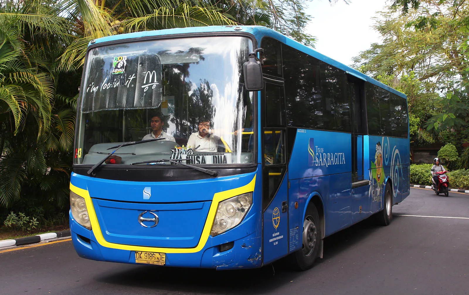 Trans Sarbagita (синие автобусы) соединяют Денпасар с другими районами — Бадунг, Гианьяр и Табанан