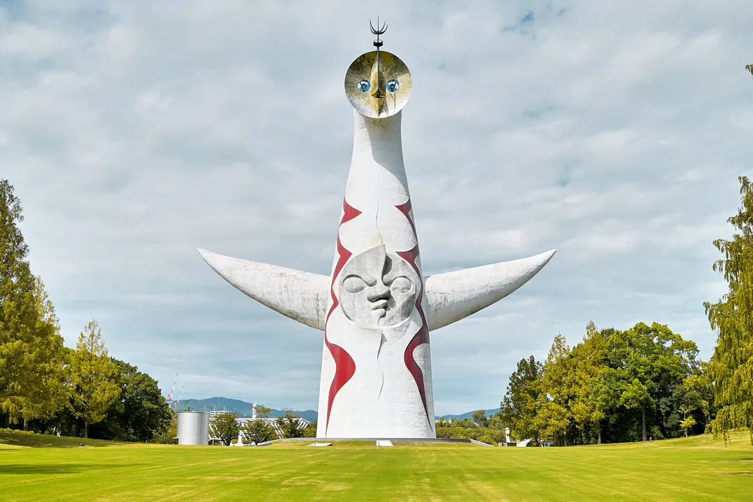 В парке Expocity установлена скульптура Башня солнца известного японского художника Таро Окамото.