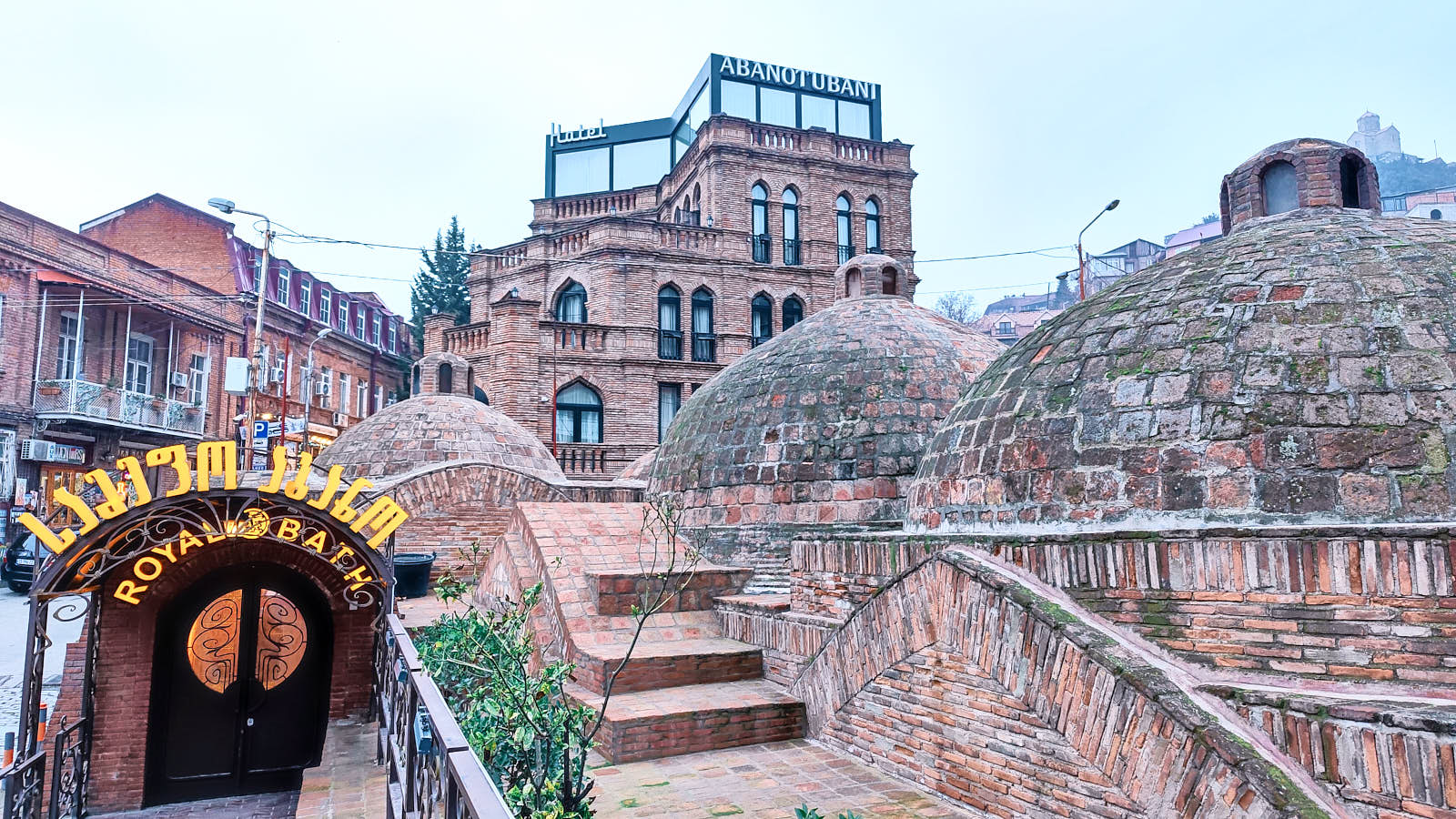 Посещение серных бань возможно в двух форматах: общий зал или отдельный номер. Вход в общий зал в большинстве бань стоит десять лари, а вот стоимость номеров варьируется от 40 до 150 лари