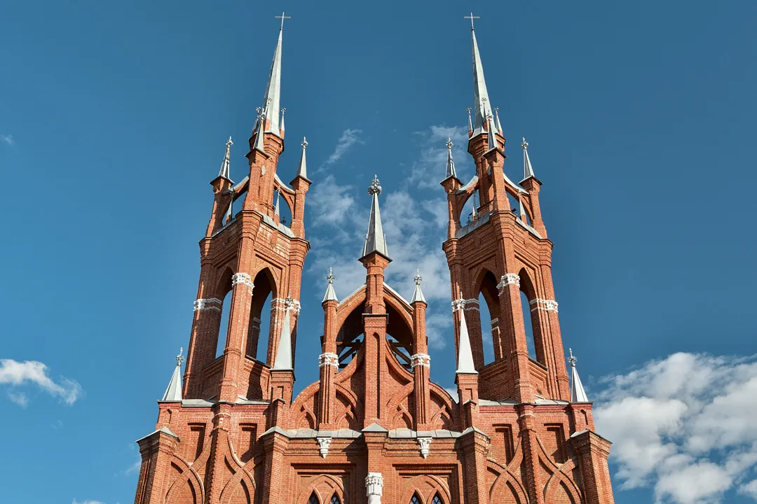 Снаружи готическое здание выглядит, как дворец злодея из гипертрофированного фильма ужасов, но в нем скрывается большое светлое помещение с рядами деревянных скамеек