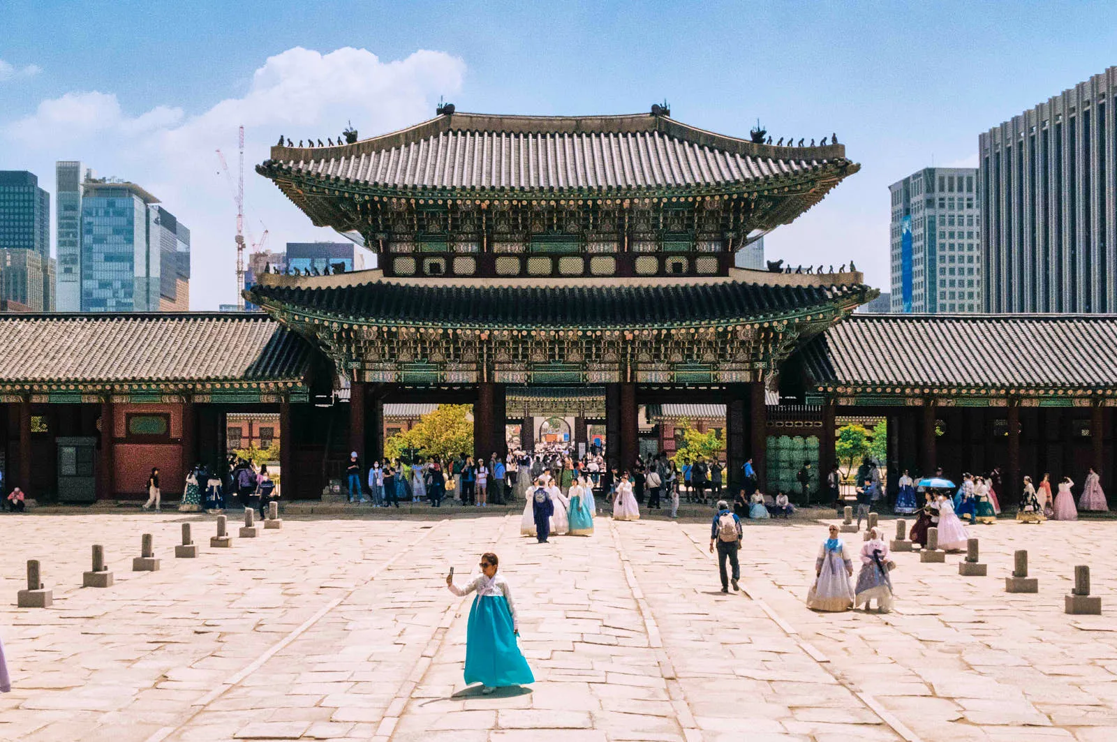 На территории комплекса Кёнбоккун можно пофотографироваться в национальном корейском костюме — ханбоке