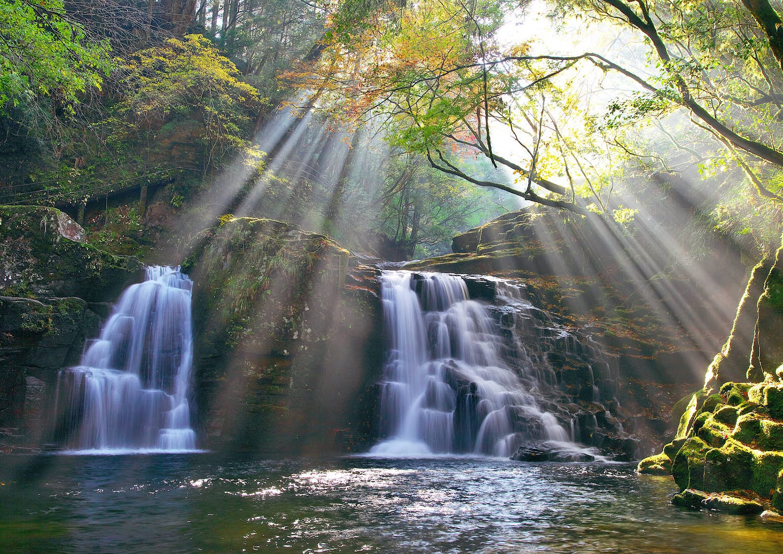 Водопад Акаме 48 находится в национальном парке Murō-Akame-Aoyama Quasi. К нему ведет несложная тропа, проложенная по лесу вдоль реки и окруженная множеством маленьких водопадов