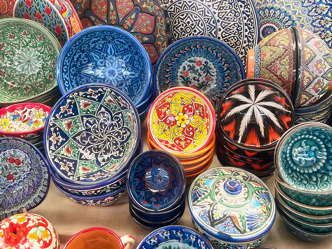 Расписные тарелки и чаши с узбекскими орнаментами — отличный сувенир из Самарканда