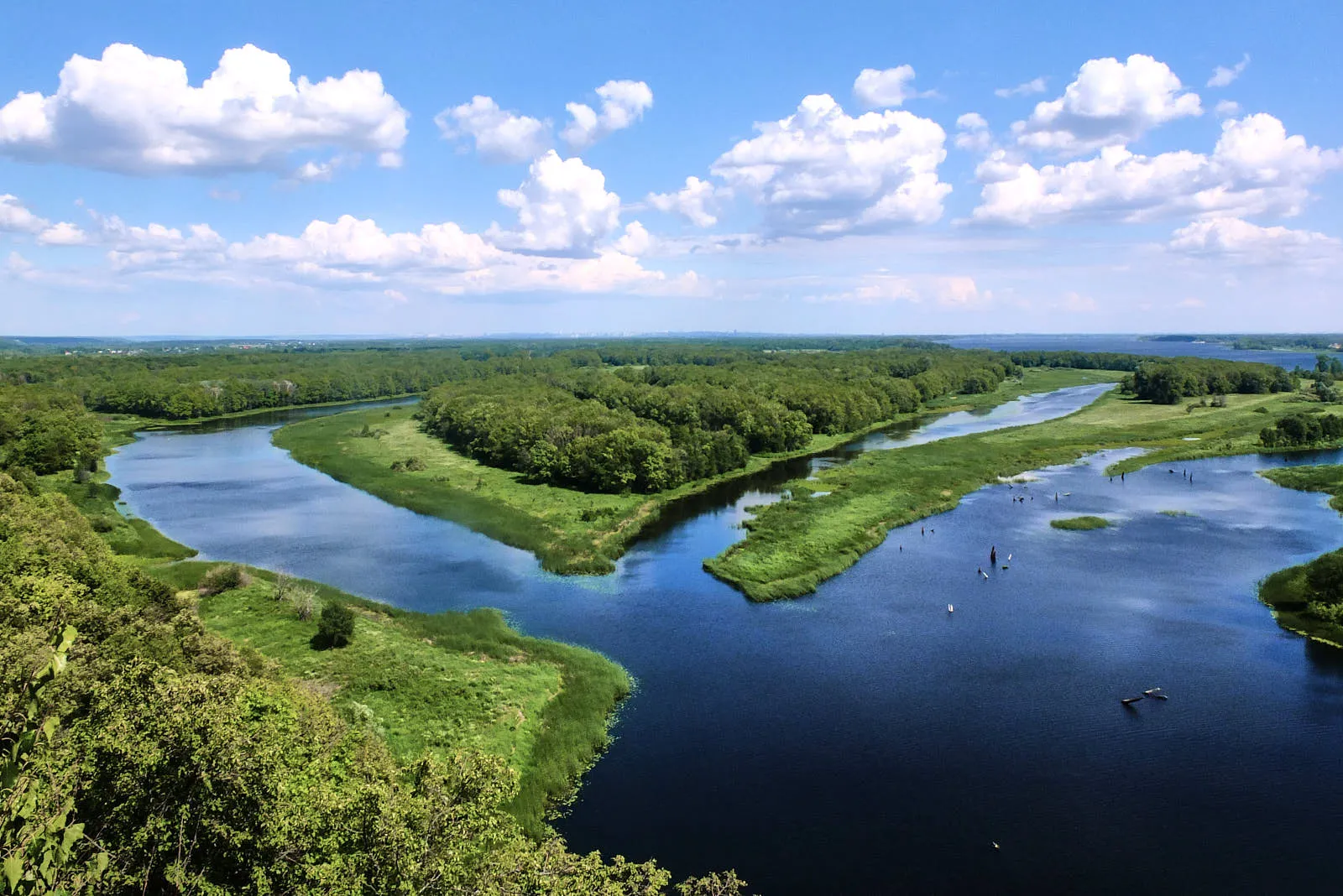Чтобы гулять по лесам и горам парка «Самарская Лука», нужно заранее купить пропуск для посещения нацпарка в представительстве в Рождествене, Ширяеве или онлайн. По селам в нацпарке и по асфальтовым дорогам между ними можно перемещаться без пропуска