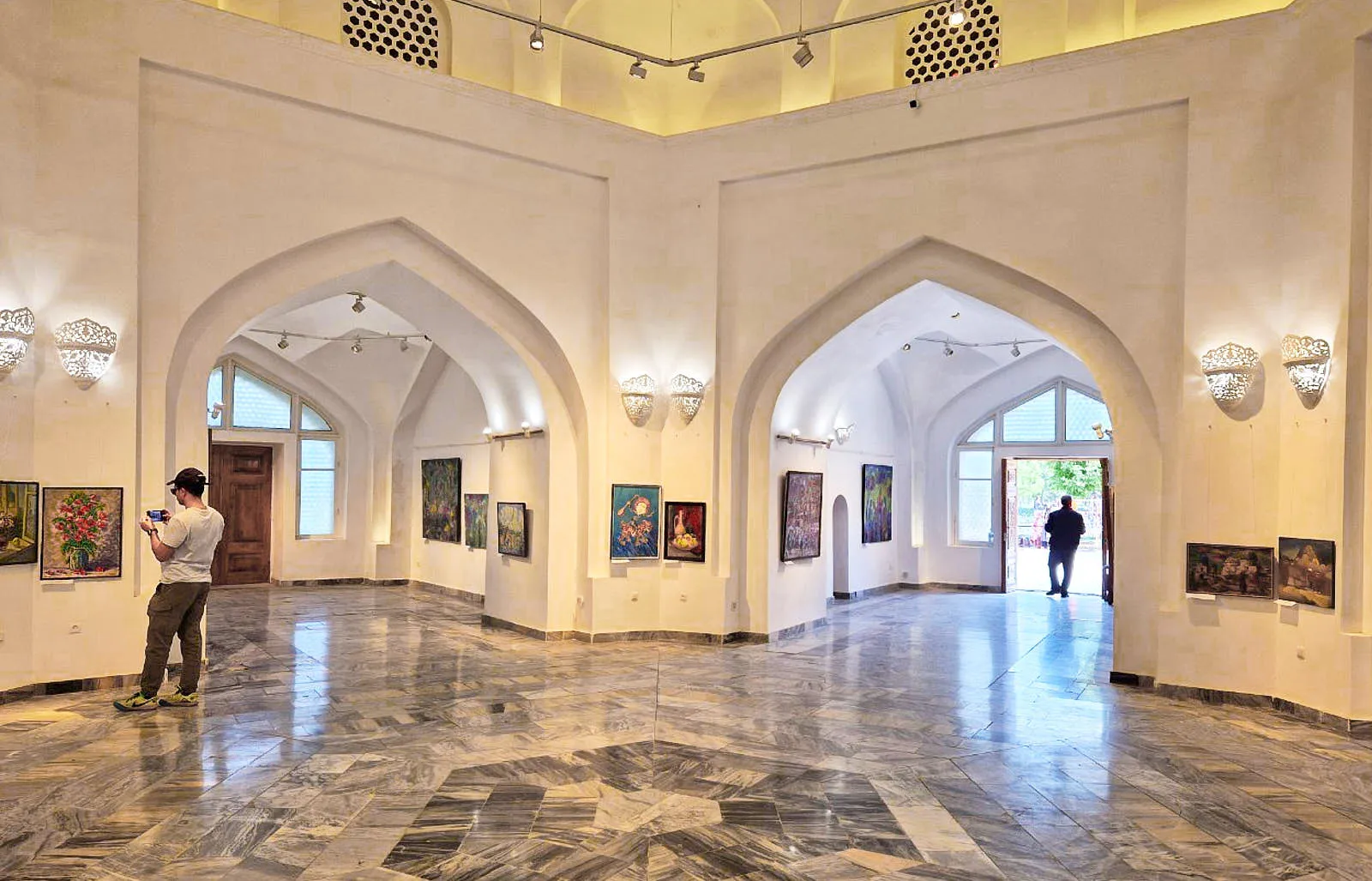 Арт-галерея «Чорсу» расположена в историческом здании 15 века, по соседству с площадью Регистан