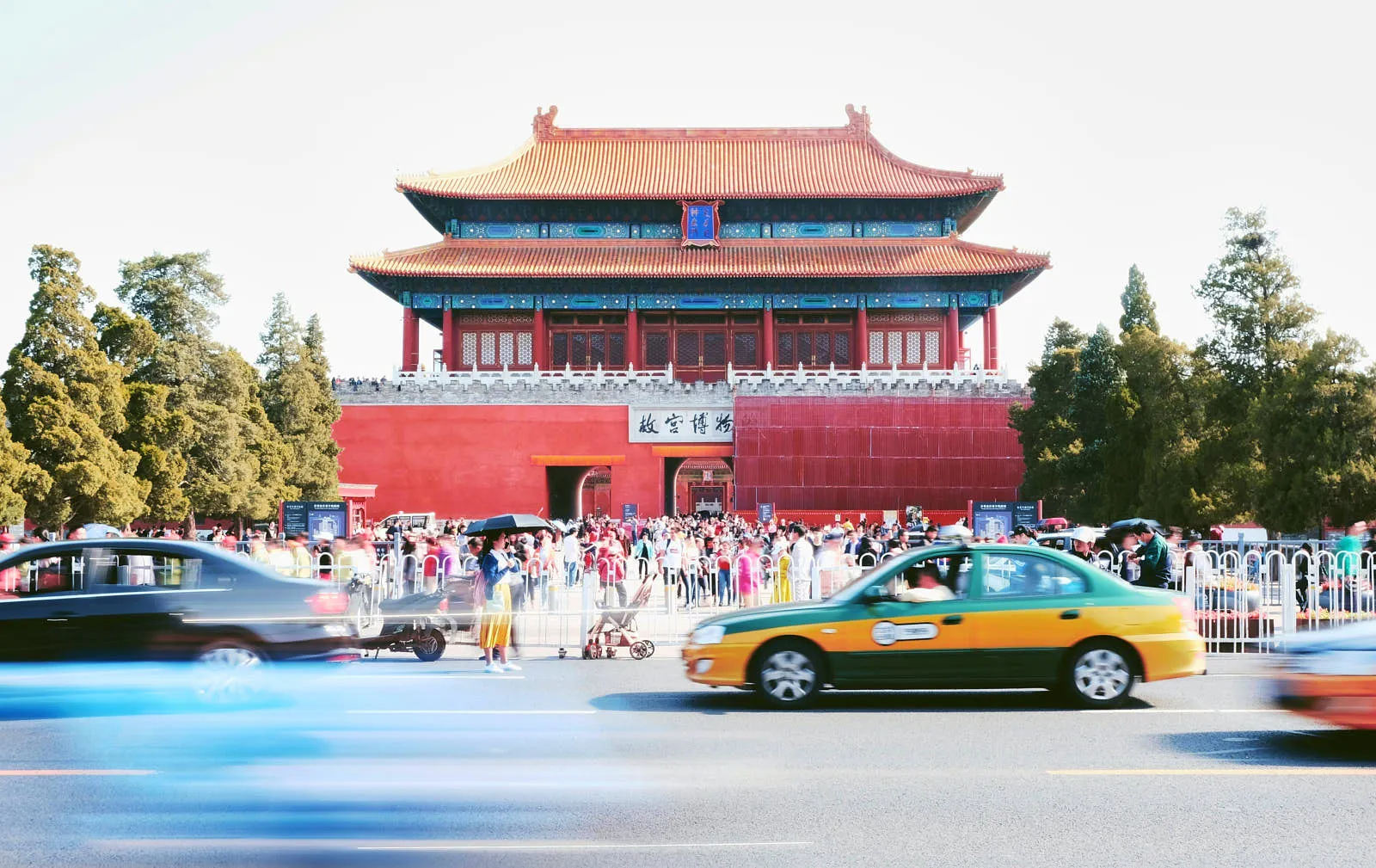 Поездка в такси на расстояние до трех километров стоит 13 юаней днем. Также взимается один юань в качестве топливного сбора (за исключением электротранспорта)