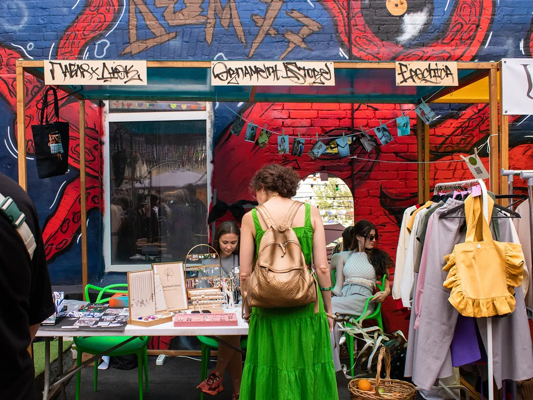 На первом этаже «Дома 77» находится популярный бар с летней верандой «Вечно молодой». Во дворе — большая территория, где летом проводят маркеты, а зимой заливают каток