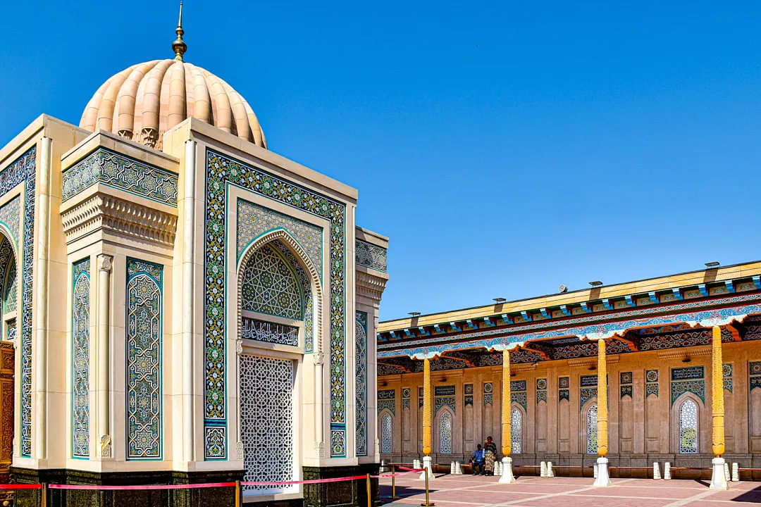 Мечеть Хазрет-Хызр — старейшая мечеть в Самарканде, была построена в 8 веке, но неоднократно разрушалась и восстанавливалась. Современный облик мечеть приобрела в 19–20 веках