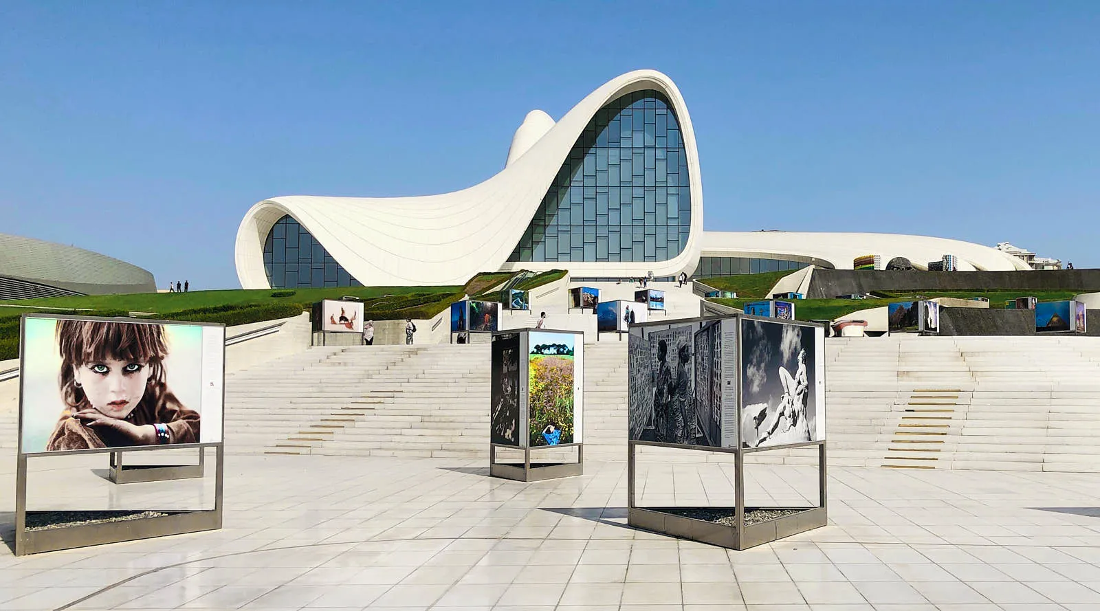 Культурный центр Гейдара Алиева разработан в 2007 году знаменитым архитектором Захой Хадид