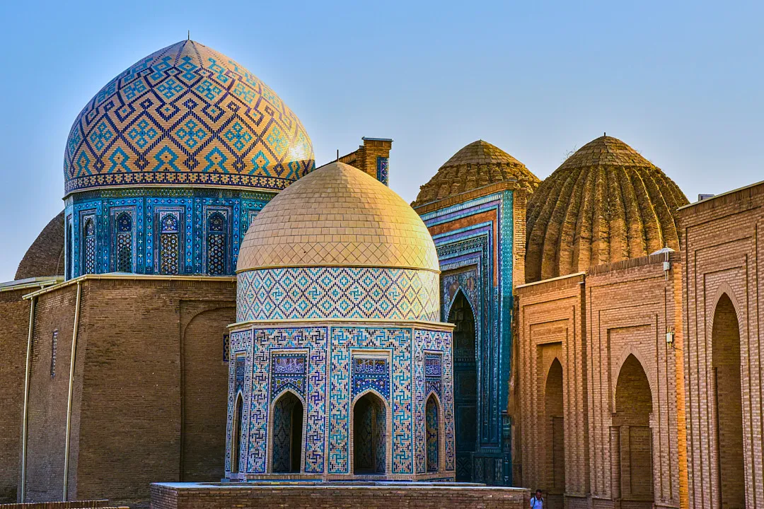 В комплексе Шахи-Зинда можно увидеть уникальные мозаики, изразцы, купола, покрытые бирюзовой глазурью, и великолепные образцы восточной резьбы