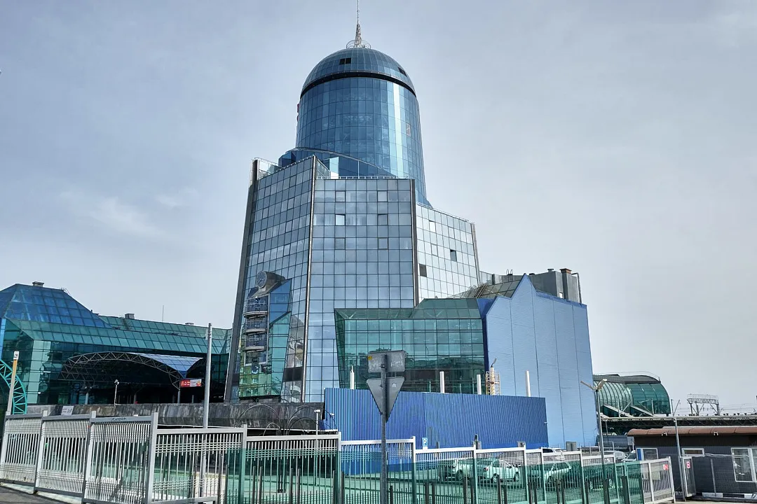 Железнодорожный вокзал Самары претендует на звание самого уродливого здания России. В списке Ильи Варламова «100 самых уродливых зданий России» он занял второе место, уступив лишь залу «Саранск-Арена»